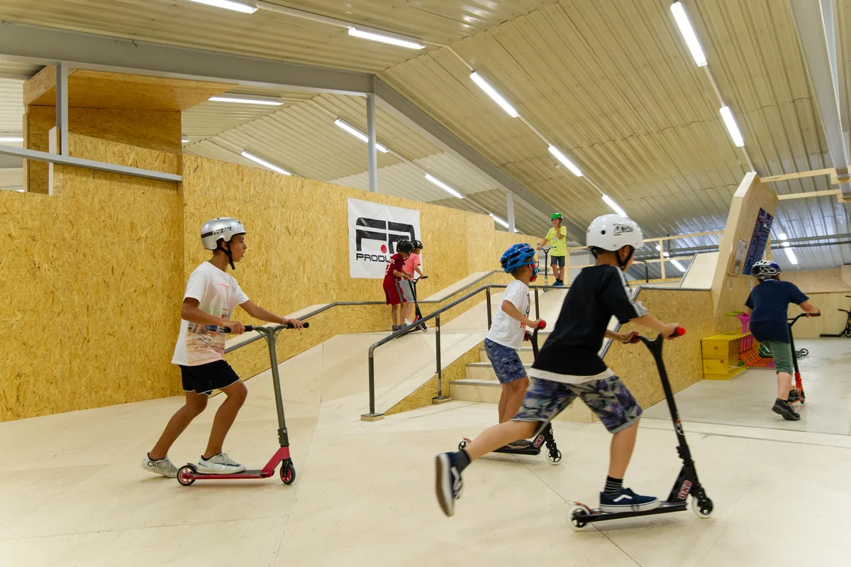 Kinder mit Kickboard.